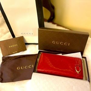 Red Gucci wallet, pristine condition, comes with everything
